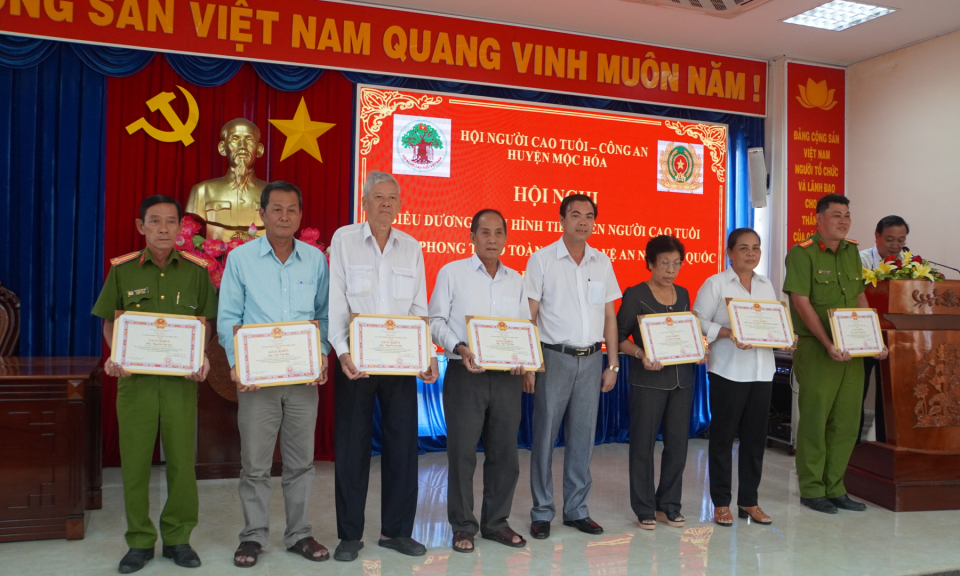 Mộc Hóa biểu dương Người cao tuổi tham gia phong trào toàn dân bảo vệ an ninh Tổ quốc