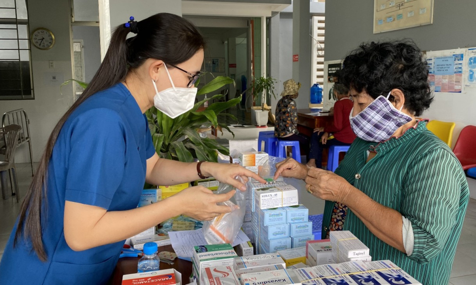 Huyện Đoàn Tân Hưng  khám bệnh và phát thuốc cho người dân di cư từ Campuchia về