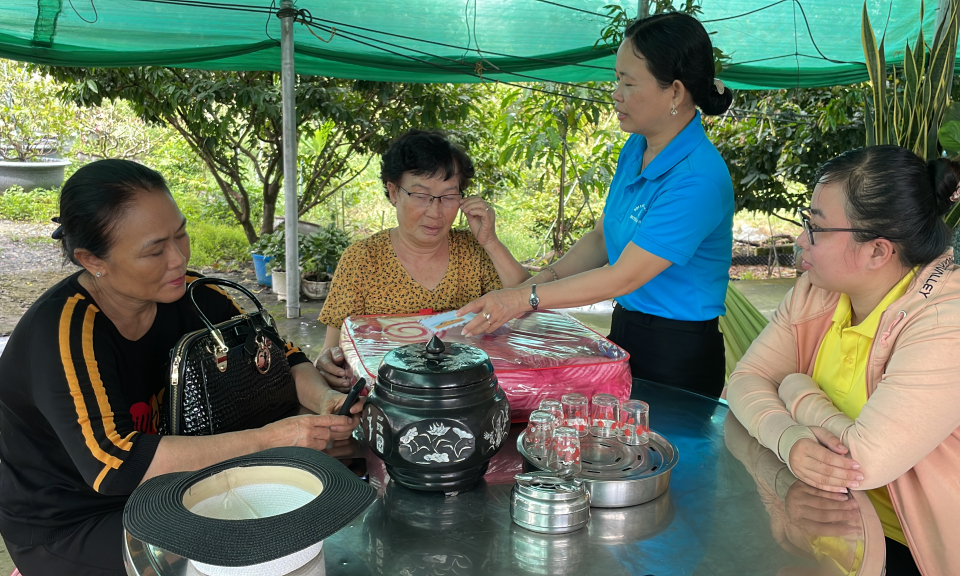  Hội LHPN huyện Tân Hưng thăm cán bộ hội qua các thời kỳ đã nghỉ hưu