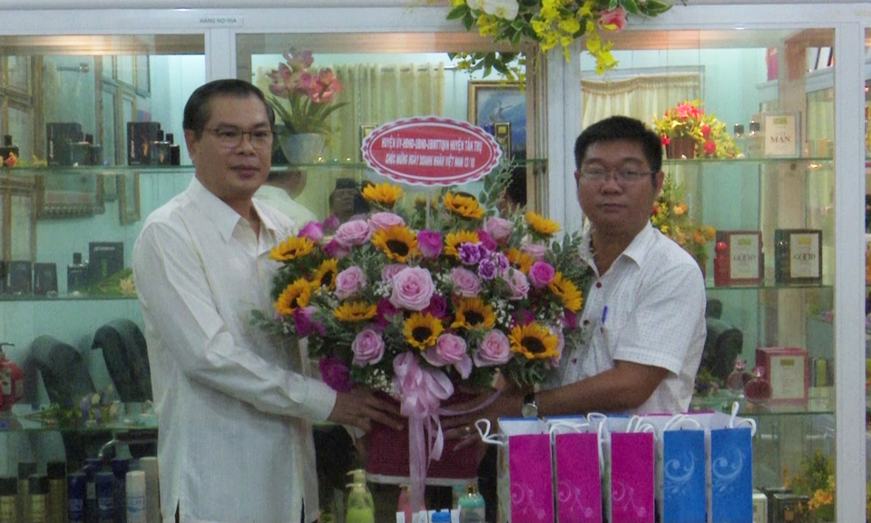 Lãnh đạo huyện Tân Trụ thăm doanh nghiệp nhân ngày Doanh nhân Việt Nam 13/10