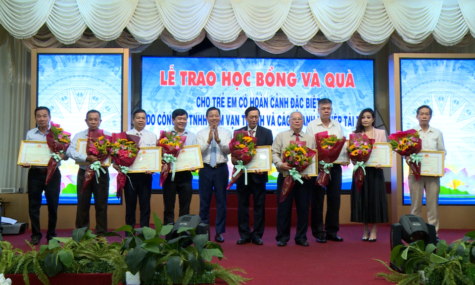 Trao học bổng và quà cho trẻ em có hoàn cảnh đặc biệt