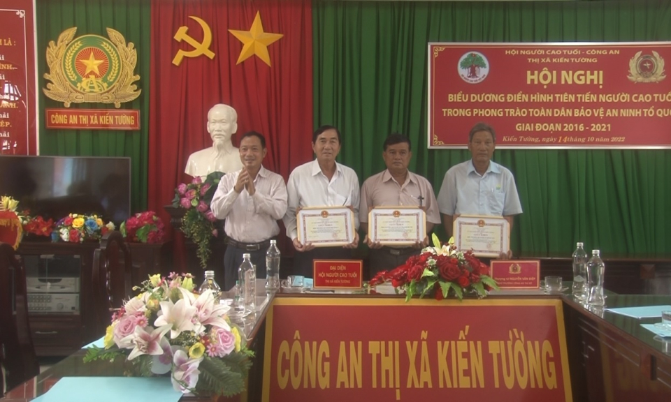 Kiến Tường biểu dương điển hình người cao tuổi trong phong trào bảo vệ an ninh Tổ quốc