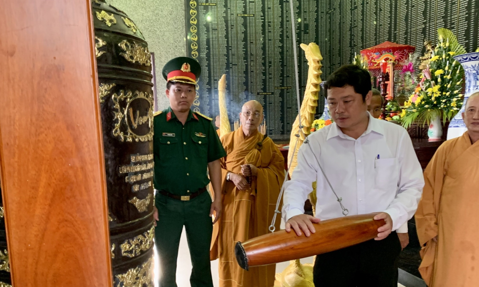 Châu Thành tổ chức lễ khai chuông tại Nghĩa trang liệt sĩ liên huyện