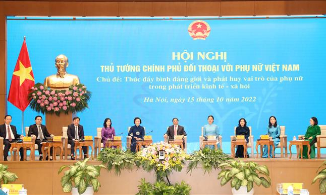 Thủ tướng Chính phủ Phạm Minh Chính đối thoại với phụ nữ Việt Nam