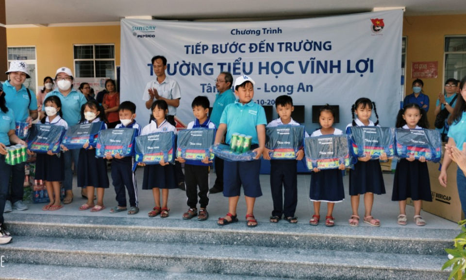 Tặng quà cho học sinh có hoàn cảnh khó khăn tại huyên Tân Hưng