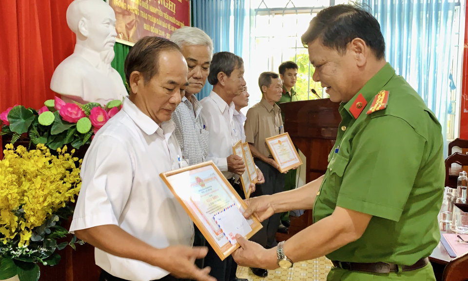 Tân Hưng biểu dương điển hình tiên tiến Người cao tuổi về phong trào “Toàn dân bảo vệ an ninh Tổ quốc” giai đoạn 2016 - 2021
