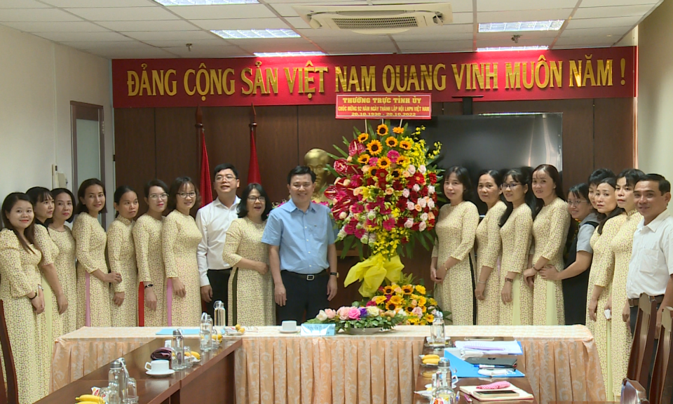 Thường trực Tỉnh ủy thăm, chúc mừng Hội Liên hiệp Phụ nữ tỉnh nhân Ngày Phụ nữ Việt Nam 20/10