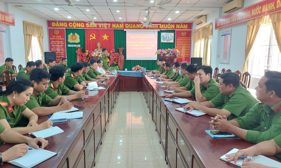 Công an thành phốTân An tập huấn nghiệp vụ phòng cháy, chữa cháy và cứu nạn cứu hộ.