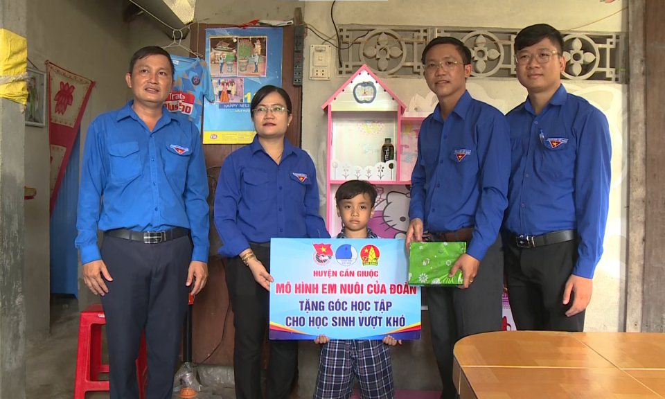 “Em nuôi của Đoàn” – Tiếp sức nuôi em đến trường