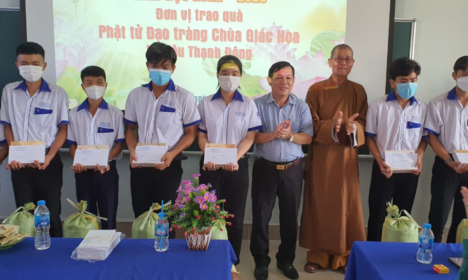 Tân Thạnh tặng 120 phần quà cho học sinh nghèo hiểu học