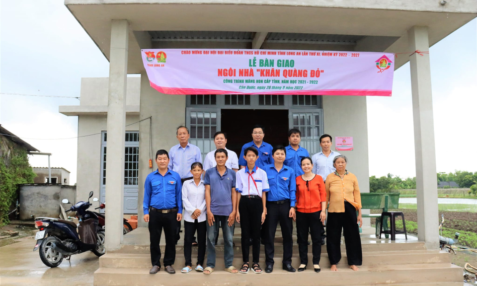Ấm áp những Ngôi nhà " Khăn quàng đỏ"