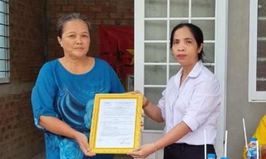 Hội Chữ thập đỏ thành phố Tân An trao nhà tình thương