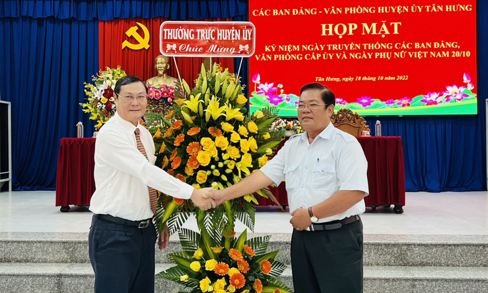 Tân Hưng họp mặt kỷ niệm Ngày truyền thống các ban Đảng - Văn phòng cấp ủy và 92 năm Ngày thành lập Hội LHPN Việt Nam 20/10