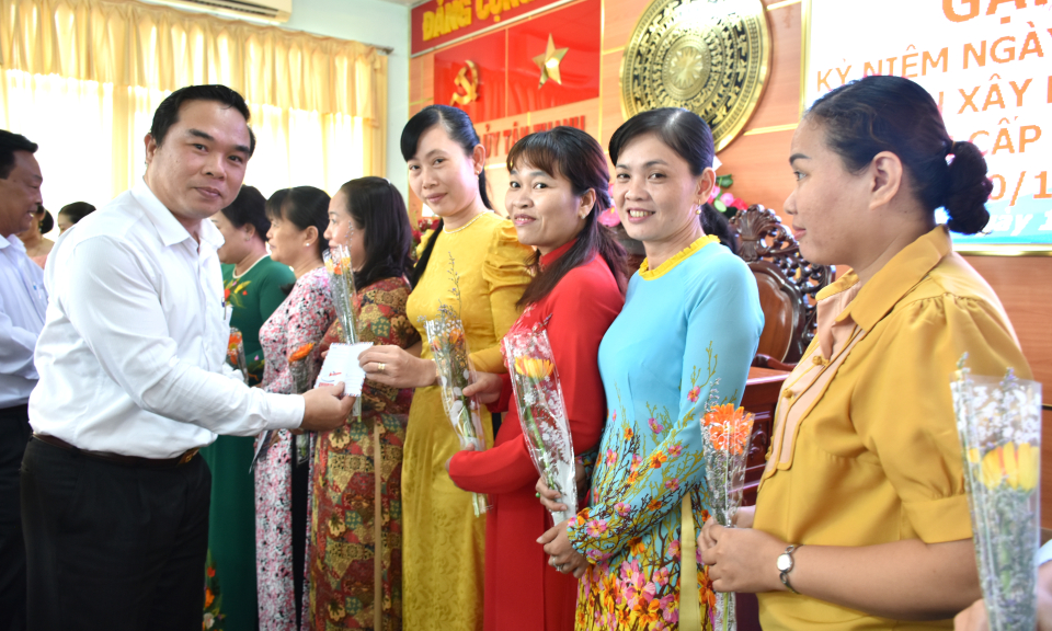 Tân Thạnh gặp mặt kỷ niệm ngày truyền thống các Ban Xây dựng Đảng và kỷ niệm ngày Phụ nữ Việt Nam 20/10