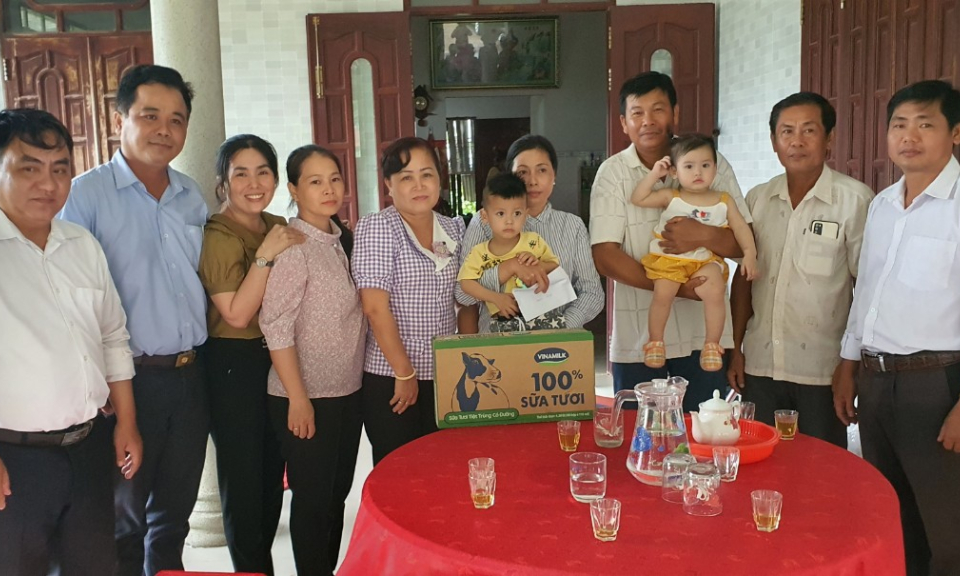 Tân Thạnh: Đảng ủy khối Đảng tặng quà cho trẻ em mồ côi do đại dịch COVID - 19