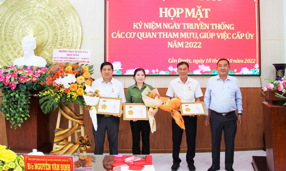 Huyện ủy Cần Đước họp mặt kỷ niệm ngày truyền thống các cơ quan tham mưu, giúp việc cấp ủy năm 2022