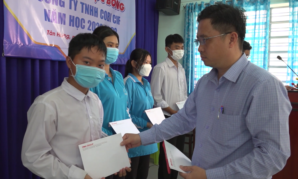 Tân Hưng trao 14 suất học bổng cho học sinh, sinh viên vượt khó học giỏi