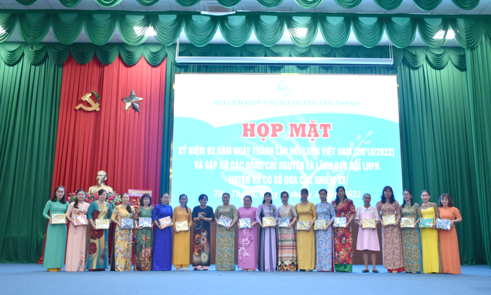 Tân Thạnh họp mặt kỷ niệm Ngày Phụ nữ Việt Nam 20/10