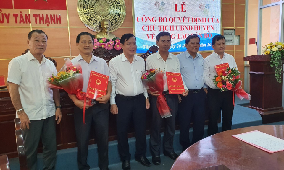 Ủy ban Nhân dân huyện Tân Thạnh trao quyết định về công tác cán bộ