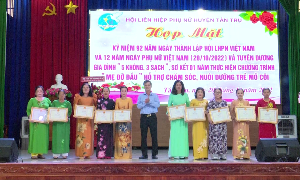 Hội LHPN huyện Tân Trụ tổ chức họp mặt ngày thành lập Hội Phụ nữ Việt Nam