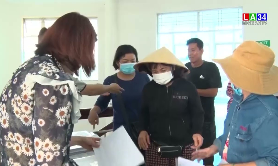 Bến Lức: Trao quyết định điều chỉnh giá đất bồi thường tái định cư dự án kè sông thị trấn Bến Lức