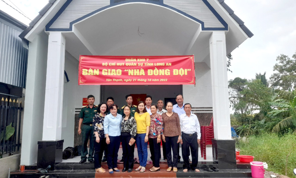 Bộ Chỉ huy Quân sự tỉnh trao “Nhà đồng đội” tại Tân Thạnh