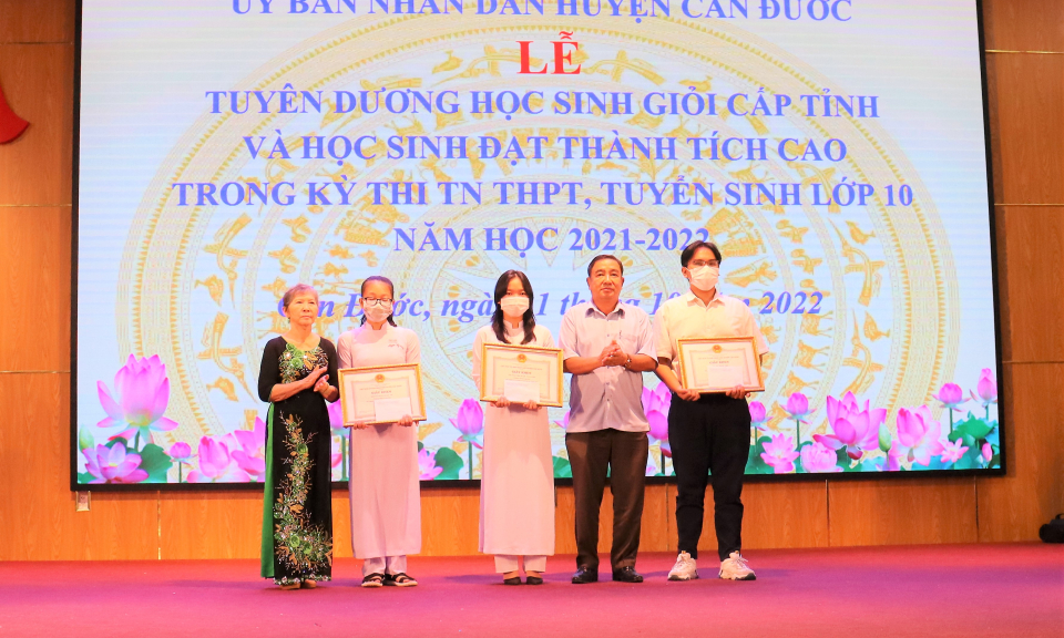 Cần Đước tuyên dương học sinh giỏi cấp tỉnh và học sinh đạt thành tích cao