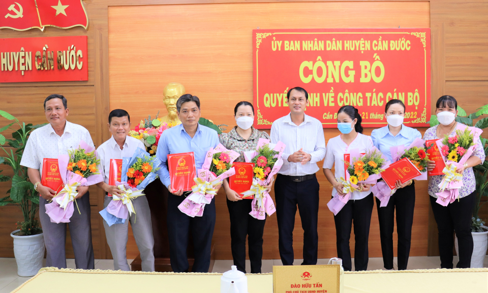 Cần Đước chuyển đổi vị trí công tác công chức Tài chính - Kế toán