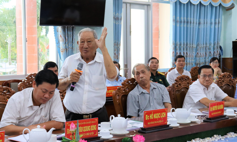 Huyện ủy Cần Đước lấy ý kiến xét chọn mẫu phác thảo Tượng đài chiến thắng Rạch Kiến