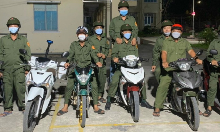 Lãnh đạo Công an huyện Tân Hưng thăm hỏi, động viên Đội SOS xã Vĩnh Đại