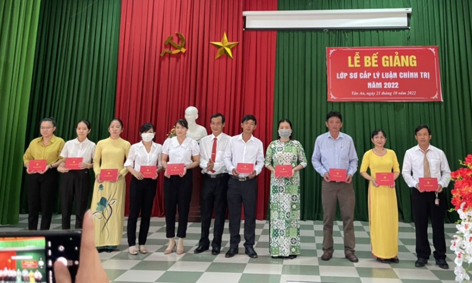 Thành phố Tân An bế giảng lớp sơ cấp lý luận chính trị năm 2022.