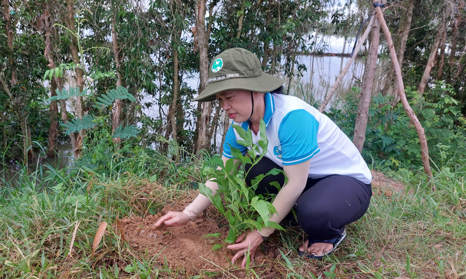Hội LHPN huyện Tân Hưng ra quân thực hiện công trình “Tuyến đường hoa” tại xã Vĩnh Lợi