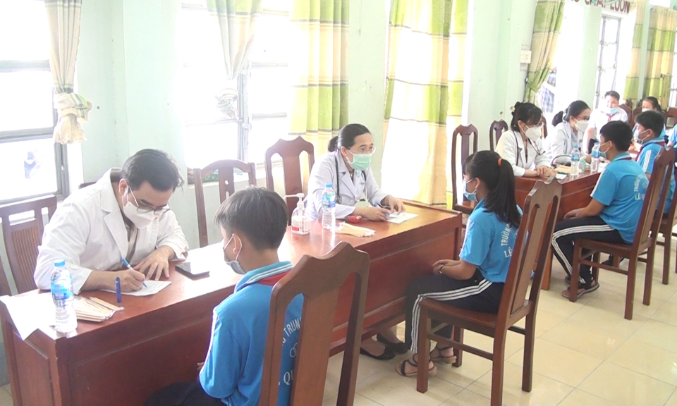 Đức Hòa khám bệnh cấp thuốc miễn phí và tặng quà cho học sinh