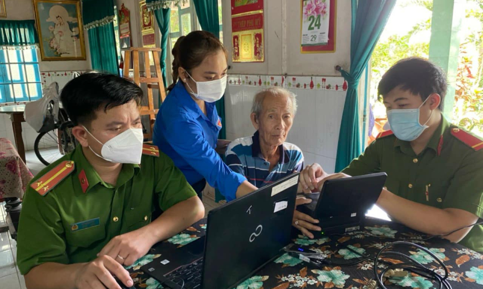 Bến Lức: Đến tận nhà cấp CCCD cho người già, bệnh tật, đi lại khó khăn