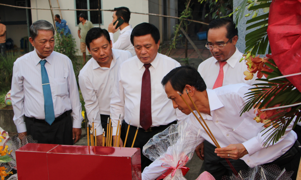 Dâng hương kỷ niệm 120 năm ngày sinh đồng chí Võ Văn Ngân