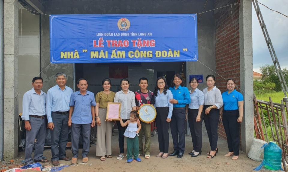 Tân Thạnh: Liên đoàn Lao động tỉnh Long An trao tặng nhà mái ấp công đoàn