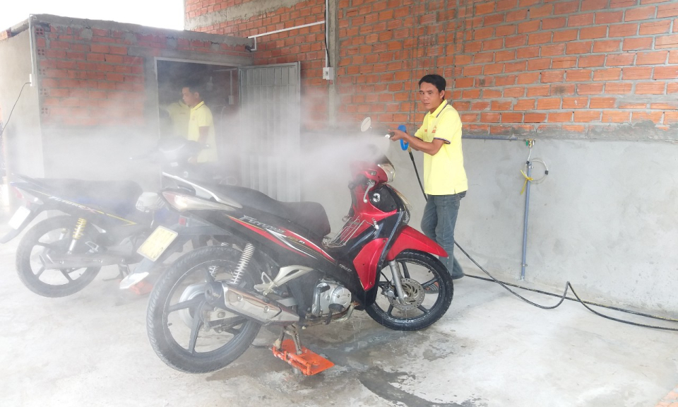 Đức Huệ ra mắt mô hình rửa xe giúp người lầm lỡ tái hòa nhập cộng đồng.