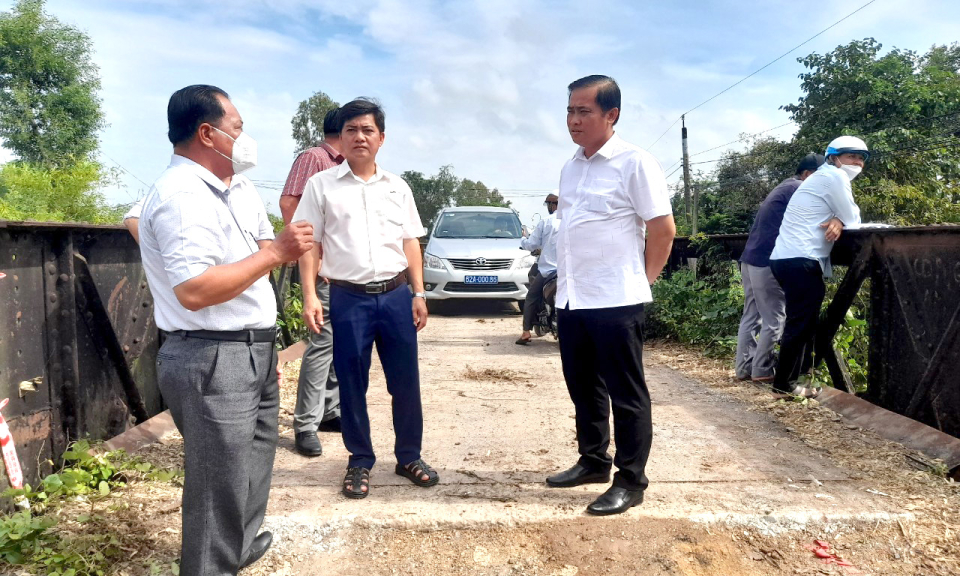 Chủ tịch UBND huyện Tân Thạnh kiểm tra tiến độ giải phóng mặt bằng công trình trọng điểm
