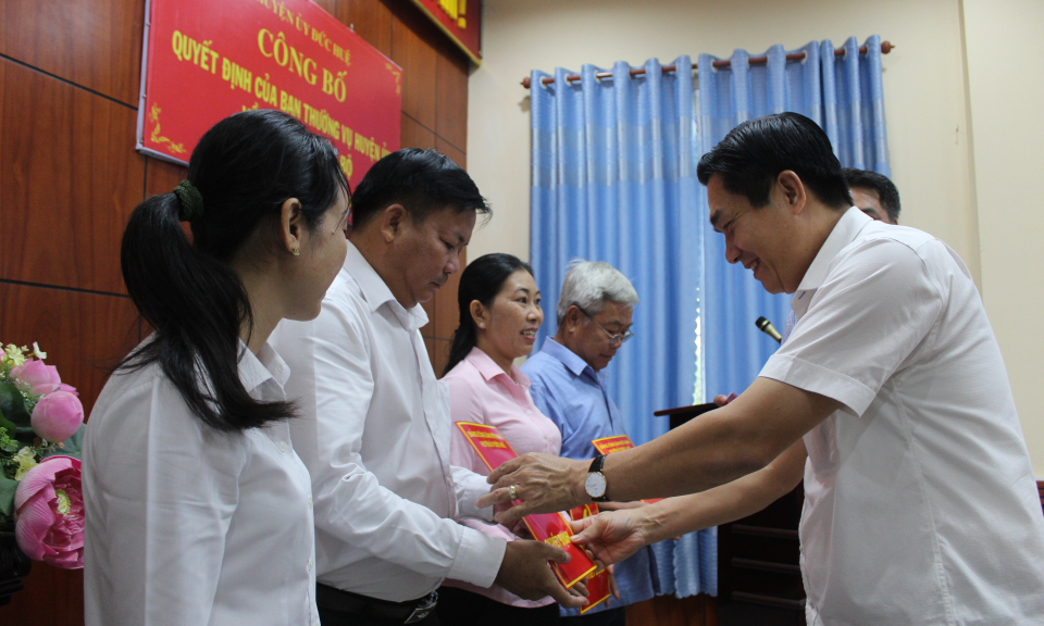 Ban thường vụ Huyện ủy Đức Huệ công bố các quyết định về công tác cán bộ