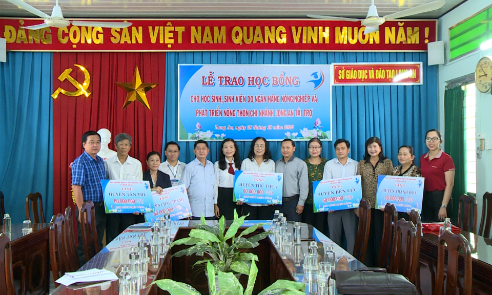 Ngân hàng Agribank chi nhánh tỉnh Long An tài trợ học bổng cho học sinh, sinh viên trên địa bàn tỉnh