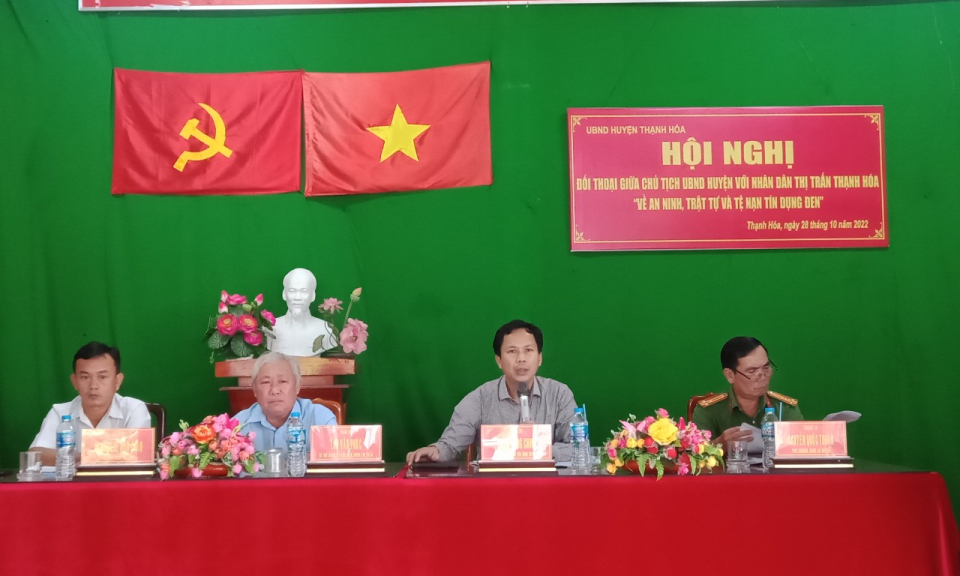  Chủ tịch Ủy ban Nhân dân huyện Thạnh Hóa đối thoại với Nhân dân