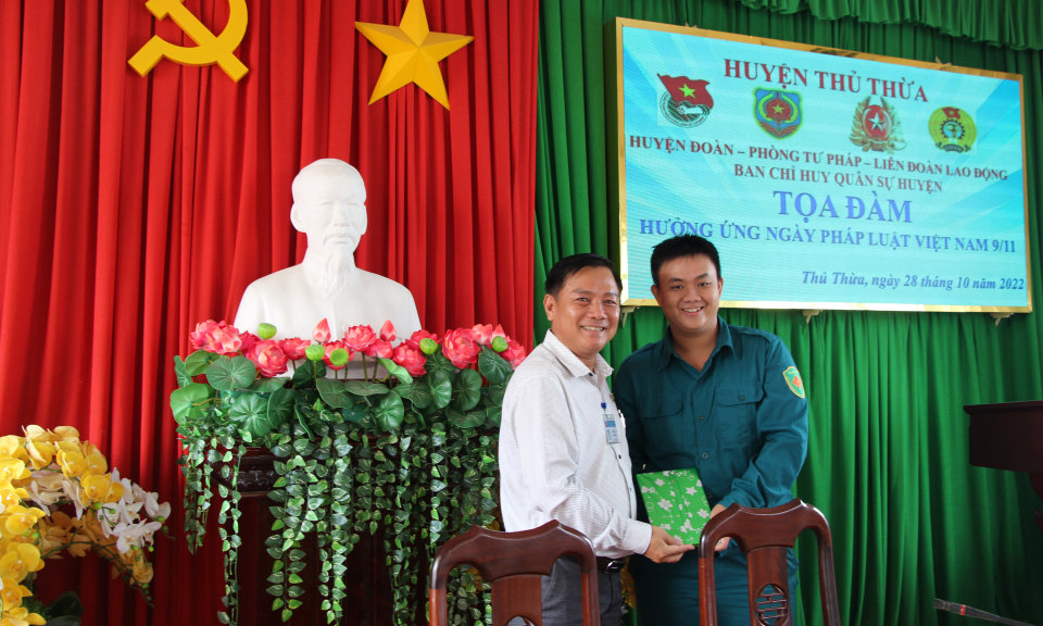 Thủ Thừa  sinh hoạt tọa đàm hưởng ứng ngày Pháp luật Việt Nam