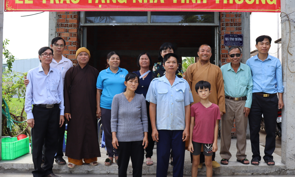 Cần Giuộc trao tặng nhà tình thương cho hội viên Người mù