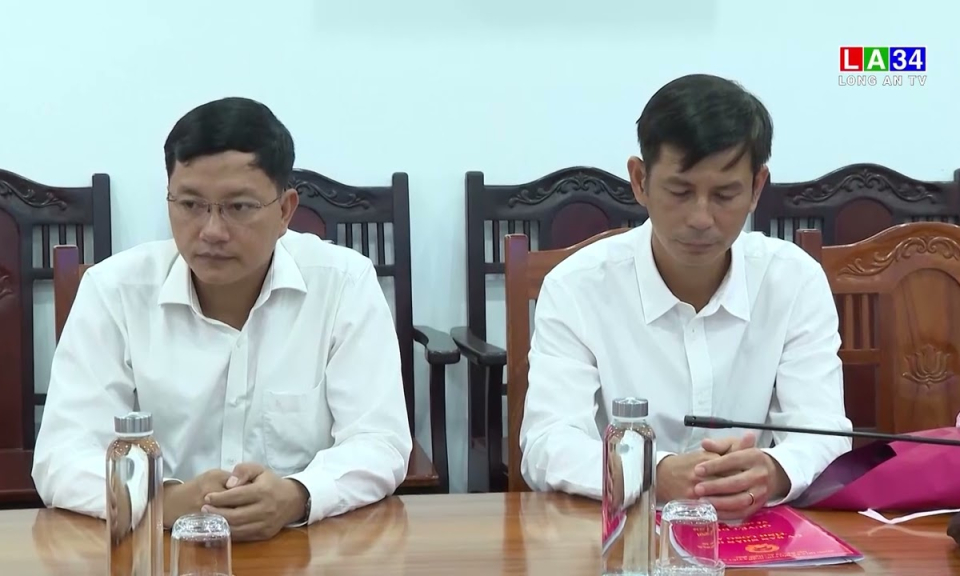 UBND tỉnh Long An công bố quyết định về công tác cán bộ