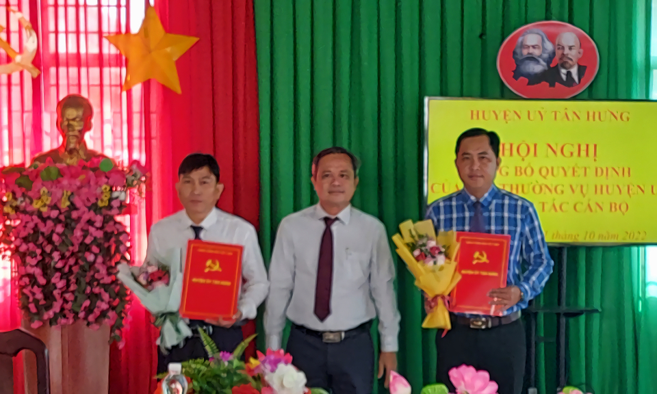 Huyện ủy Tân Hưng công bố Quyết định về công tác Cán bộ tại xã Vĩnh Lợi
