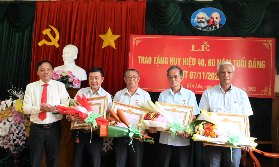 Bến Lức trao huy hiệu Đảng cho các đảng viên cao niên
