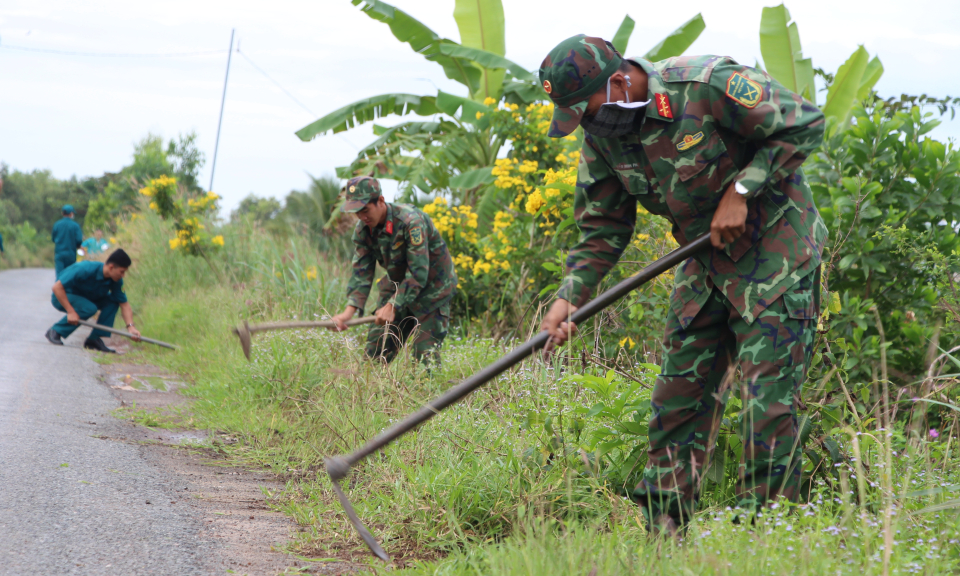 Trung đoàn 738 thực hiện công tác dân vận tại xã Long Thạnh, huyện Thủ Thừa