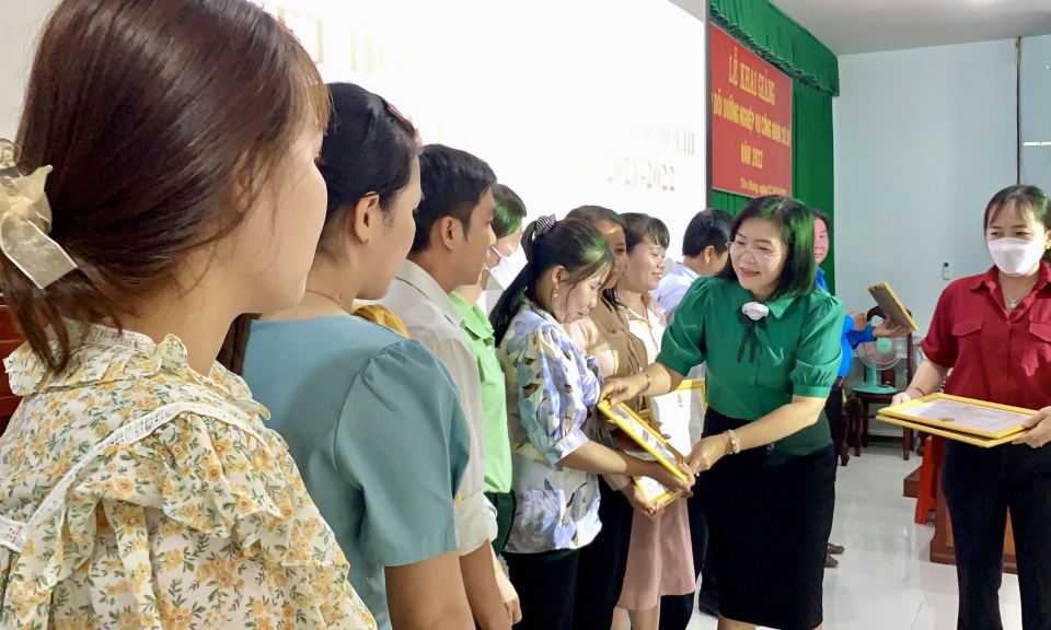 Tân Hưng: Liên đoàn lao động huyện sơ kết hoạt động Công đoàn quý III
