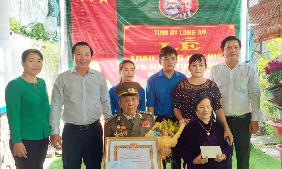 Ban Thường vụ Tỉnh ủy trao tặng Huy hiệu 75 tuổi Đảng cho đồng chí Đỗ Thành Sáu 