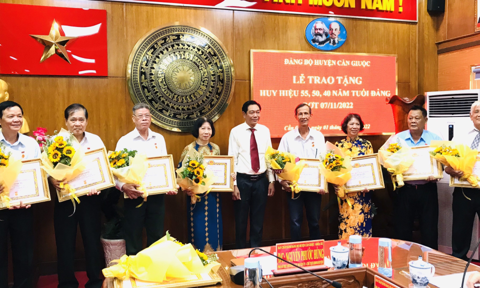 Cần Giuộc trao huy hiệu Đảng đợt cho đảng viên cao niên